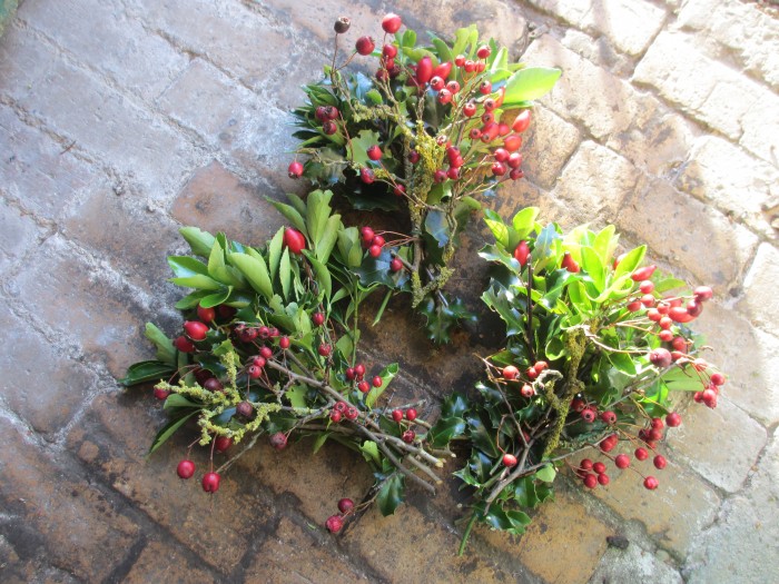 Christmas_Bird_Feeder_Wreath_Berry_Bouquets_DebbieCooke.com