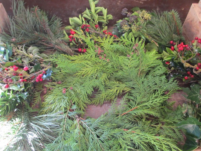 Christmas_Bird_Feeder_Wreath_Bouquets_at_the_Ready_DebbieCooke.com